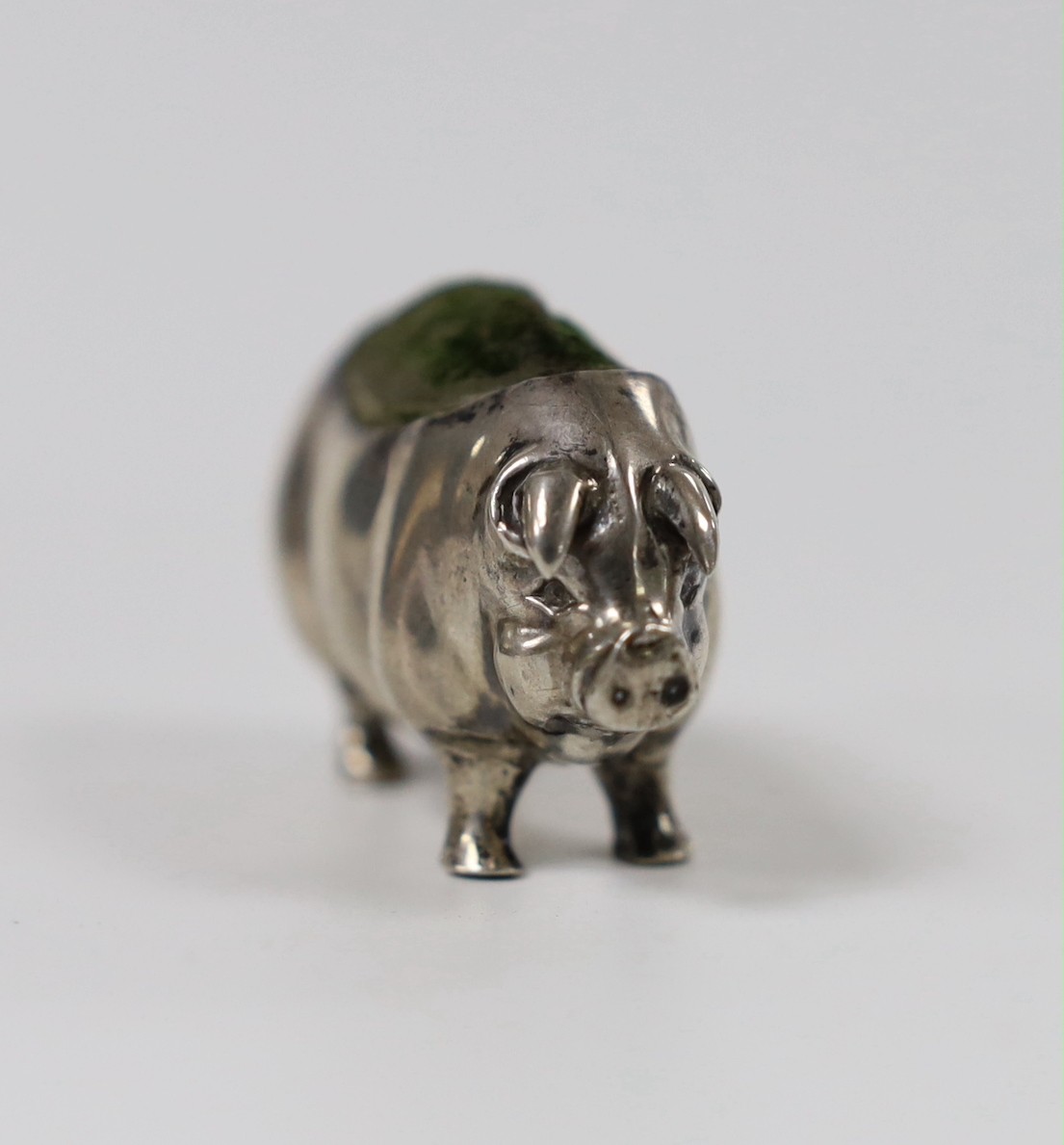 An Edwardian novelty silver mounted pin cushion, modelled as a pig, Levi & Salaman, Birmingham, 1904, length 52mm.